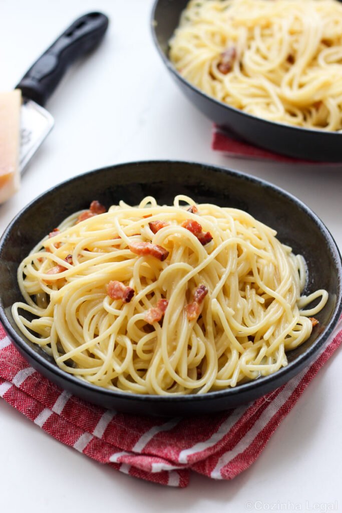 Macarrão à carbonara é uma receita fácil de fazer e que vai poucos ingredientes. Perfeita para um jantar rápido durante a semana.
