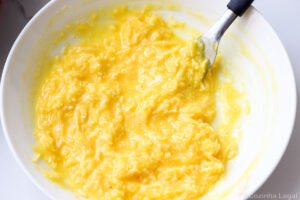 Macarrão à carbonara é uma receita fácil de fazer e que vai poucos ingredientes. Perfeita para um jantar rápido durante a semana.