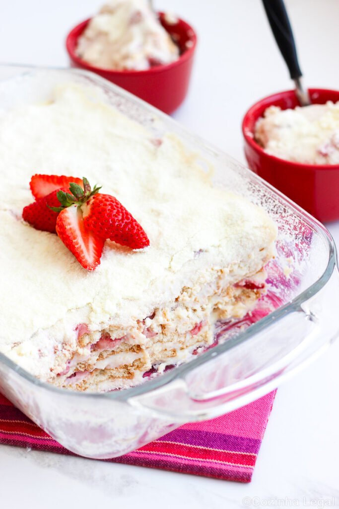 Aprenda a fazer esse pavê de leite ninho com morango cremoso e muito fácil de fazer. Rende uma travessa grande.