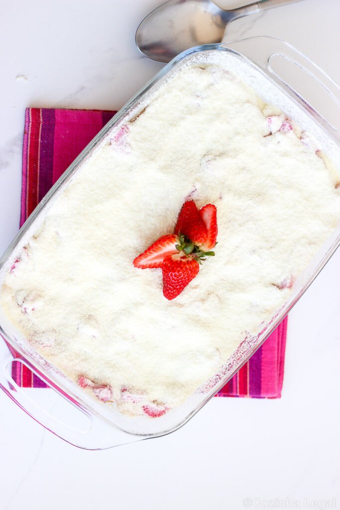 Aprenda a fazer esse pavê de leite ninho com morango cremoso e muito fácil de fazer. Rende uma travessa grande.