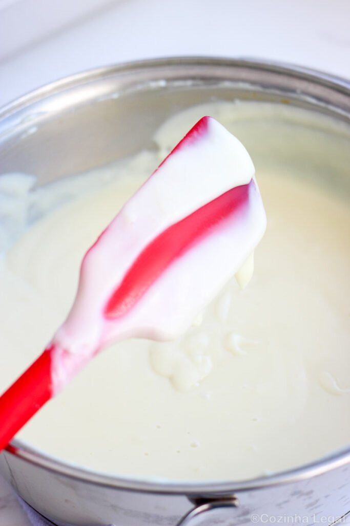 Aprenda a fazer esse pavê de leite ninho com morango cremoso e muito fácil de fazer. Rende uma travessa grande.