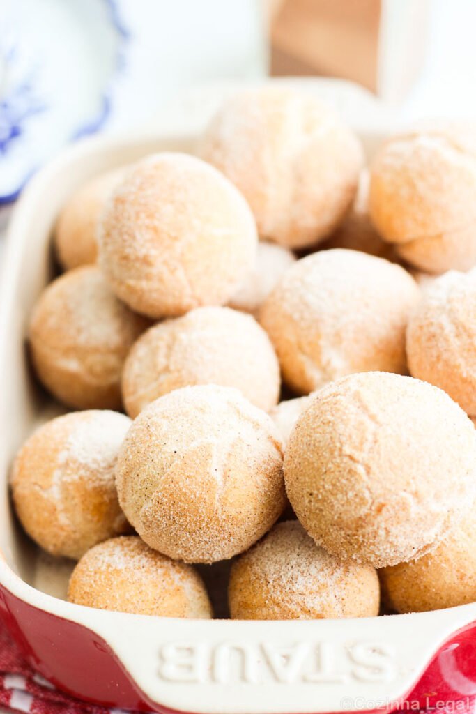 Crocante por fora, supermacio por dentro: bolinho de chuva sem farinha de trigo e sem leite, com polvilho doce. Aquele lanche de tarde clássico, redondinho e cheio de carinho.
