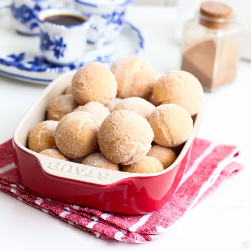 Crocante por fora e macio por dentro, esse bolinho de chuva foge da receita tradicional logo no primeiro ingrediente: aqui não entra farinha de trigo e nem leite