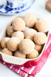 Esse bolinho de chuva sem trigo e sem leite é perfeito para quem busca uma versão sem glúten e sem lactose desse clássico brasileiro.