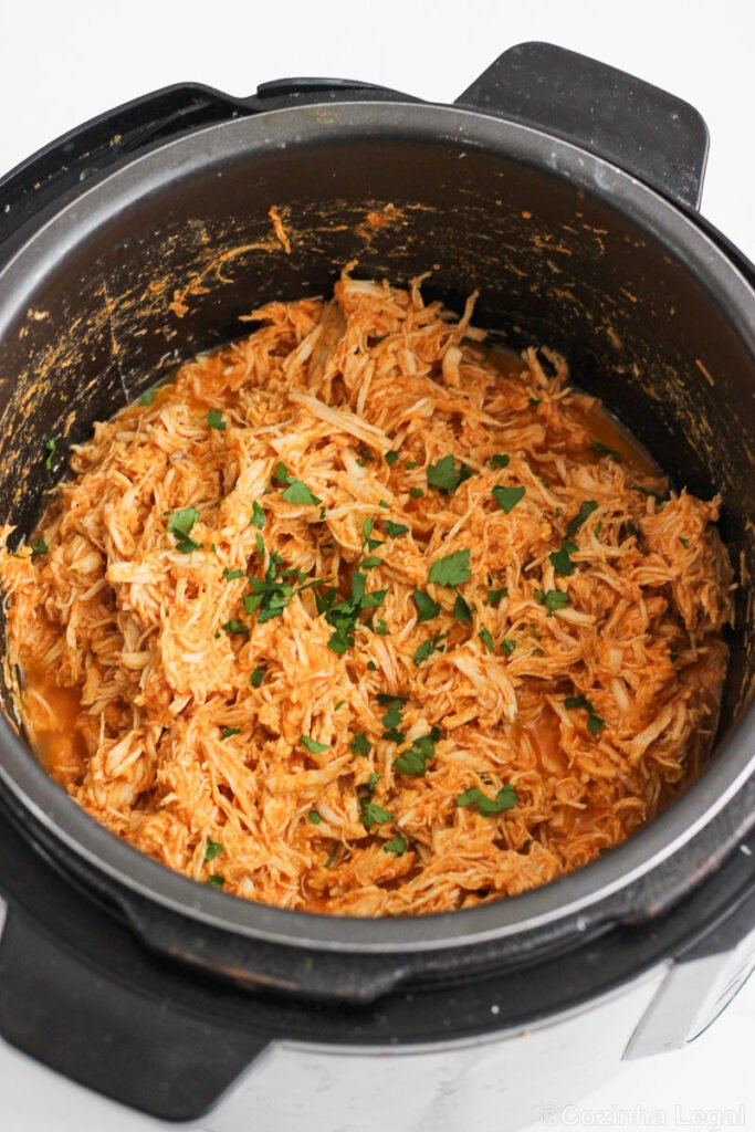 Aprenda a fazer frango desfiado cremoso e super suculento em menos de 20 minutos! A receita perfeita e leve para recheios, panquecas e marmitas da semana.