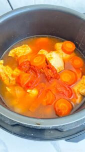 Aprenda a fazer frango desfiado cremoso e super suculento em menos de 20 minutos! A receita perfeita e leve para recheios, panquecas e marmitas da semana.