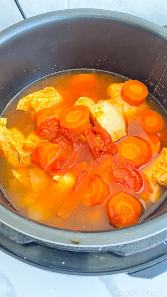 Aprenda a fazer frango desfiado cremoso e super suculento em menos de 20 minutos! A receita perfeita e leve para recheios, panquecas e marmitas da semana.