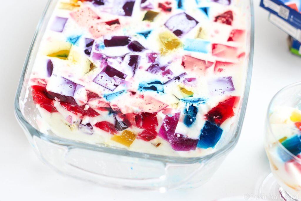 Faça essa sobremesa de gelatina colorida cremosa e prepara-se para receber muitos elogios: as crianças pequenas e as grandes vão amar.