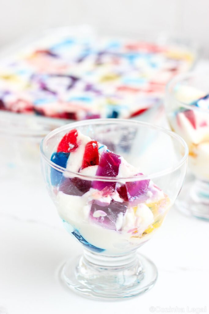 Faça essa sobremesa de gelatina colorida cremosa e prepara-se para receber muitos elogios: as crianças pequenas e as grandes vão amar.