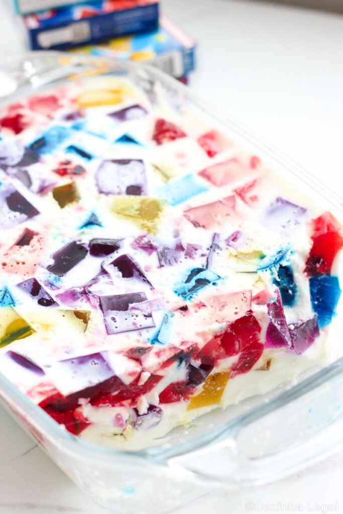 Faça essa sobremesa de gelatina colorida cremosa e prepara-se para receber muitos elogios: as crianças pequenas e as grandes vão amar.