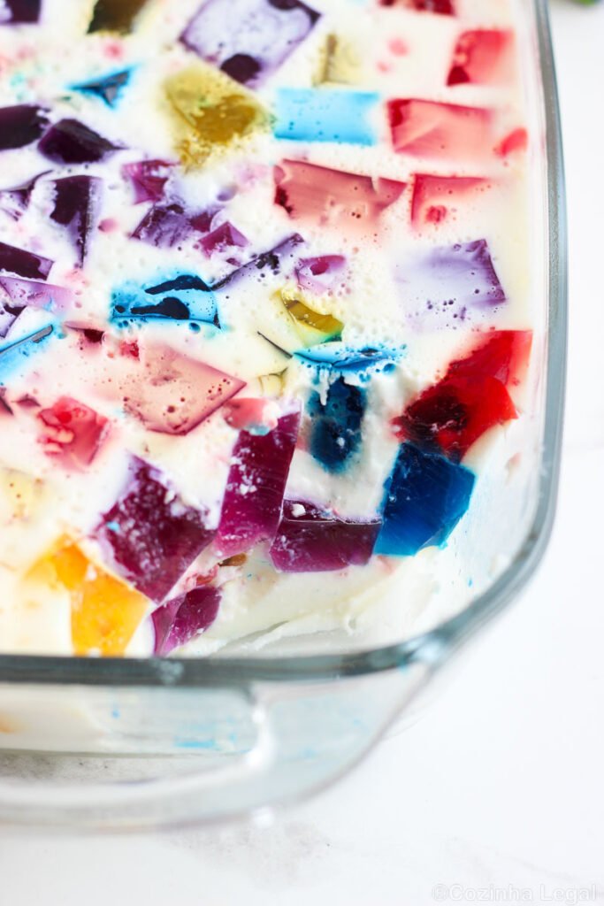 Faça essa sobremesa de gelatina colorida cremosa e prepara-se para receber muitos elogios: as crianças pequenas e as grandes vão amar.