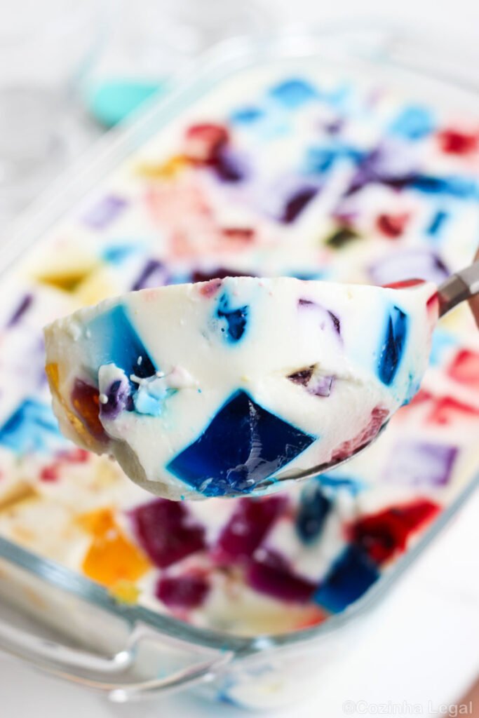 Faça essa sobremesa de gelatina colorida cremosa e prepara-se para receber muitos elogios: as crianças pequenas e as grandes vão amar.
