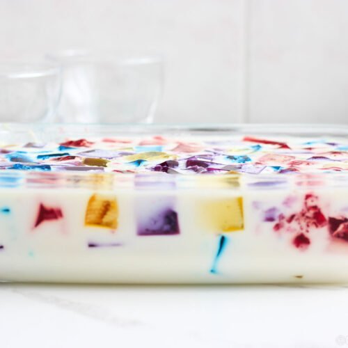 Faça essa sobremesa de gelatina colorida cremosa e prepara-se para receber muitos elogios: as crianças pequenas e as grandes vão amar.