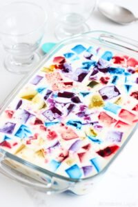 Faça essa sobremesa de gelatina colorida cremosa e prepara-se para receber muitos elogios: as crianças pequenas e as grandes vão amar.