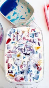 Faça essa sobremesa de gelatina colorida cremosa e prepara-se para receber muitos elogios: as crianças pequenas e as grandes vão amar.
