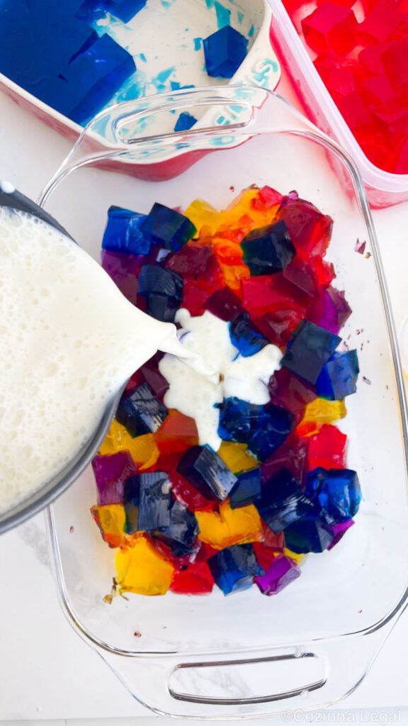 Faça essa sobremesa de gelatina colorida cremosa e prepara-se para receber muitos elogios: as crianças pequenas e as grandes vão amar.
