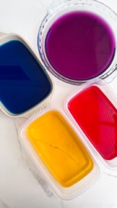 Faça essa sobremesa de gelatina colorida cremosa e prepara-se para receber muitos elogios: as crianças pequenas e as grandes vão amar.
