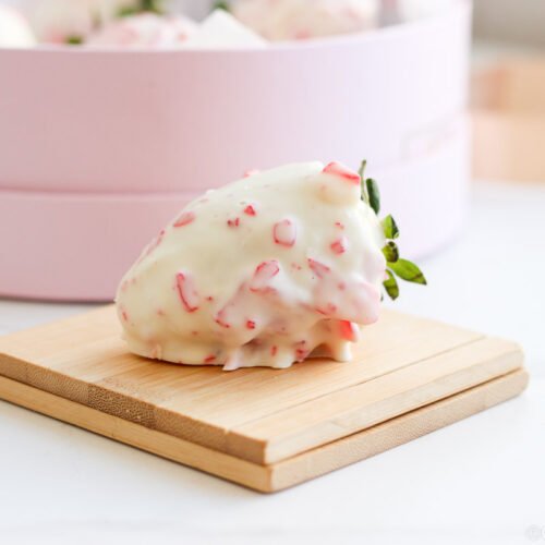 Aprenda a fazer a um delicioso morango cravejado com poucos ingredientes e a prova de erros.