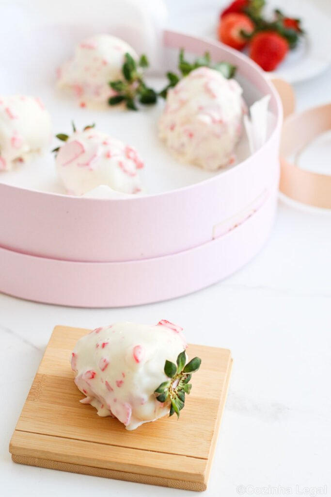 Aprenda a fazer a um delicioso morango cravejado com poucos ingredientes e a prova de erros.