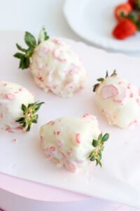 Aprenda a fazer a um delicioso morango cravejado com poucos ingredientes e a prova de erros.
