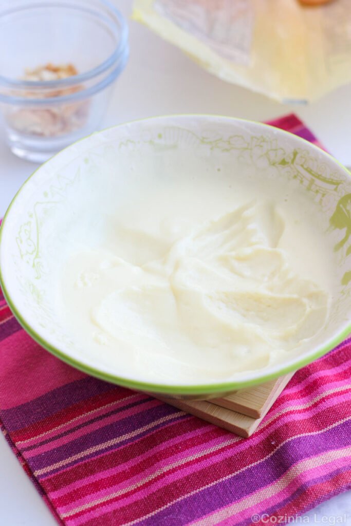 Feita com apenas 4 ingredientes essa torta de limão fica pronta em 5 minutos e é perfeita para aqueles momentos que bate uma vontade de doce.