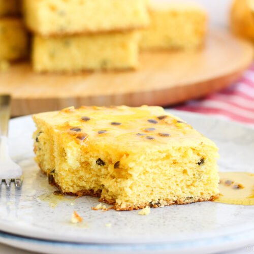 Bolo de maracujá fofinho, com aquela calda simples que todo mundo pede a receita. Azedinho na medida certa.