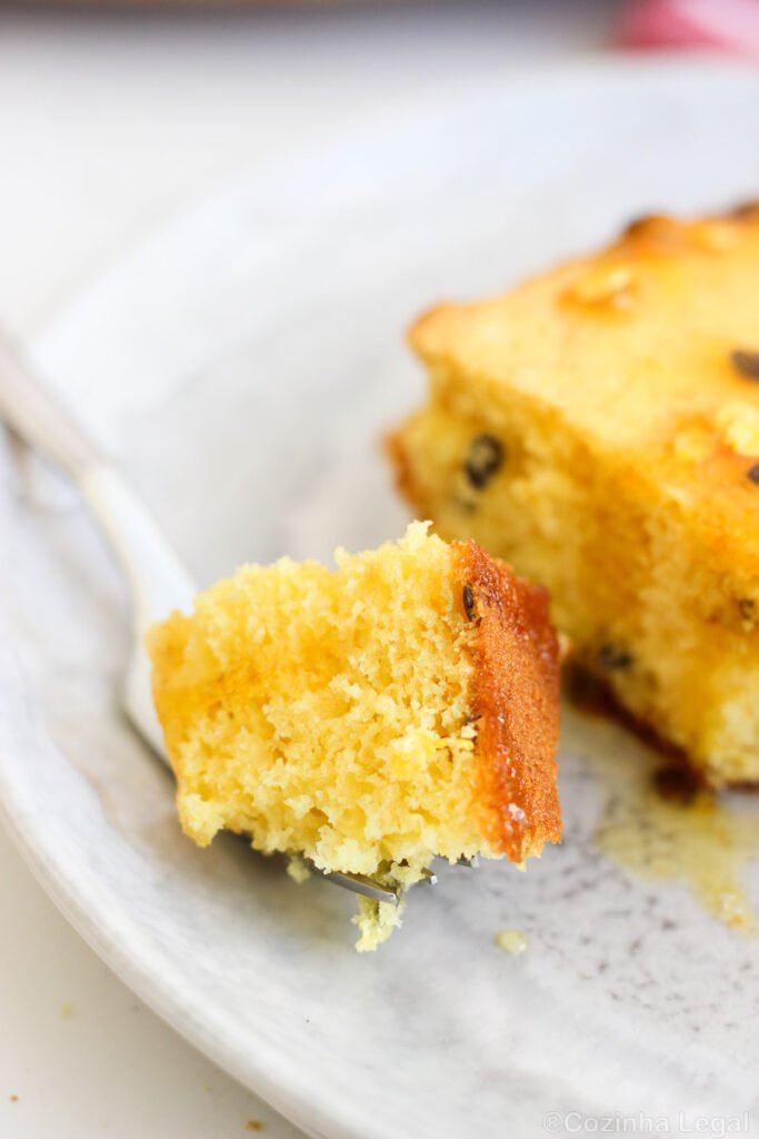Bolo de maracujá fofinho, com aquela calda simples que todo mundo pede a receita. Azedinho na medida certa.