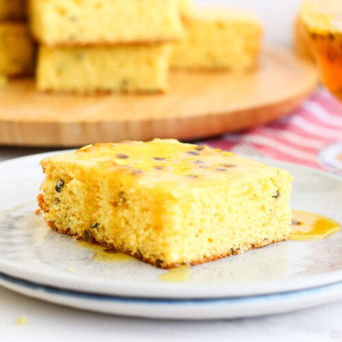 Bolo de maracujá fofinho, com aquela calda simples que todo mundo pede a receita. Azedinho na medida certa.