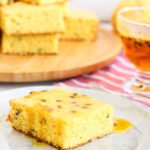 Bolo de maracujá fofinho, com aquela calda simples que todo mundo pede a receita. Azedinho na medida certa.