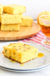 Bolo de maracujá fofinho, com aquela calda simples que todo mundo pede a receita. Azedinho na medida certa.