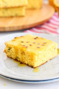 Bolo de maracujá fofinho, com aquela calda simples que todo mundo pede a receita. Azedinho na medida certa.