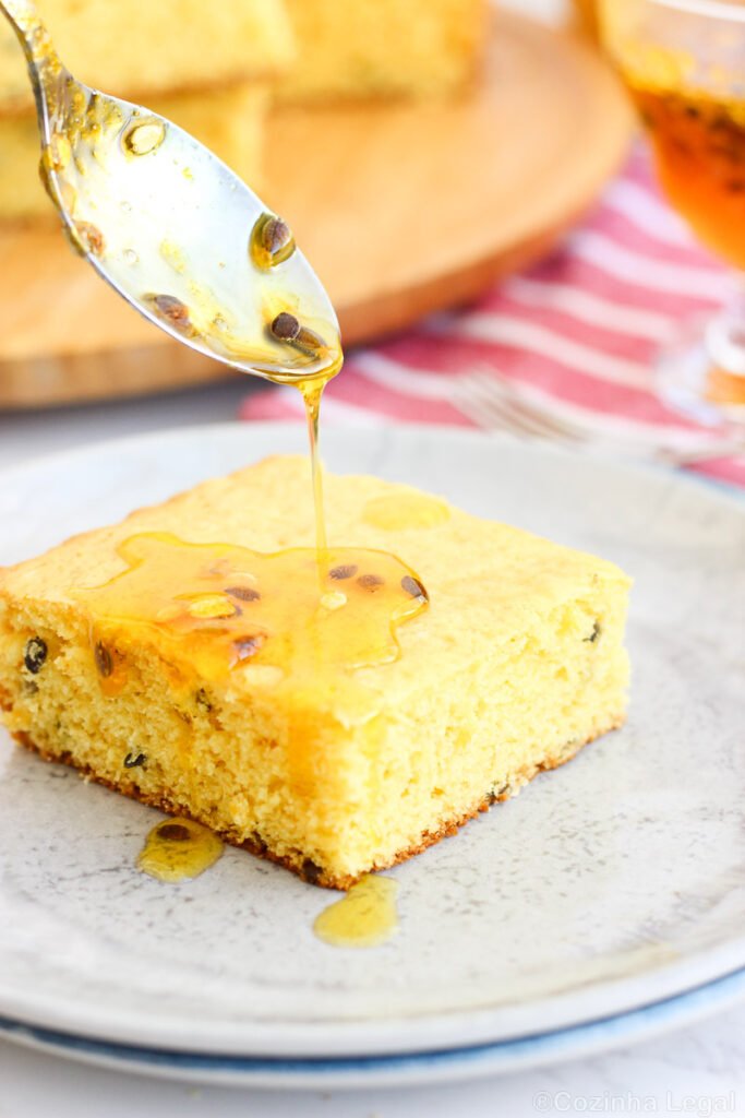 Bolo de maracujá fofinho, com aquela calda simples que todo mundo pede a receita. Azedinho na medida certa.