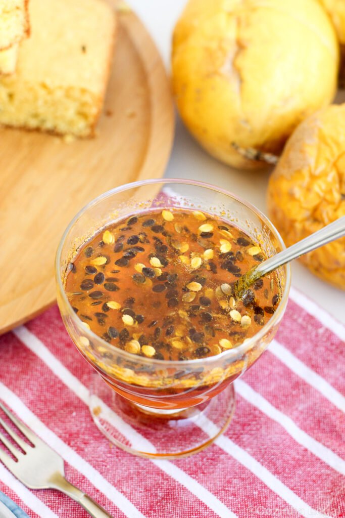 Bolo de maracujá fofinho, com aquela calda simples que todo mundo pede a receita. Azedinho na medida certa.