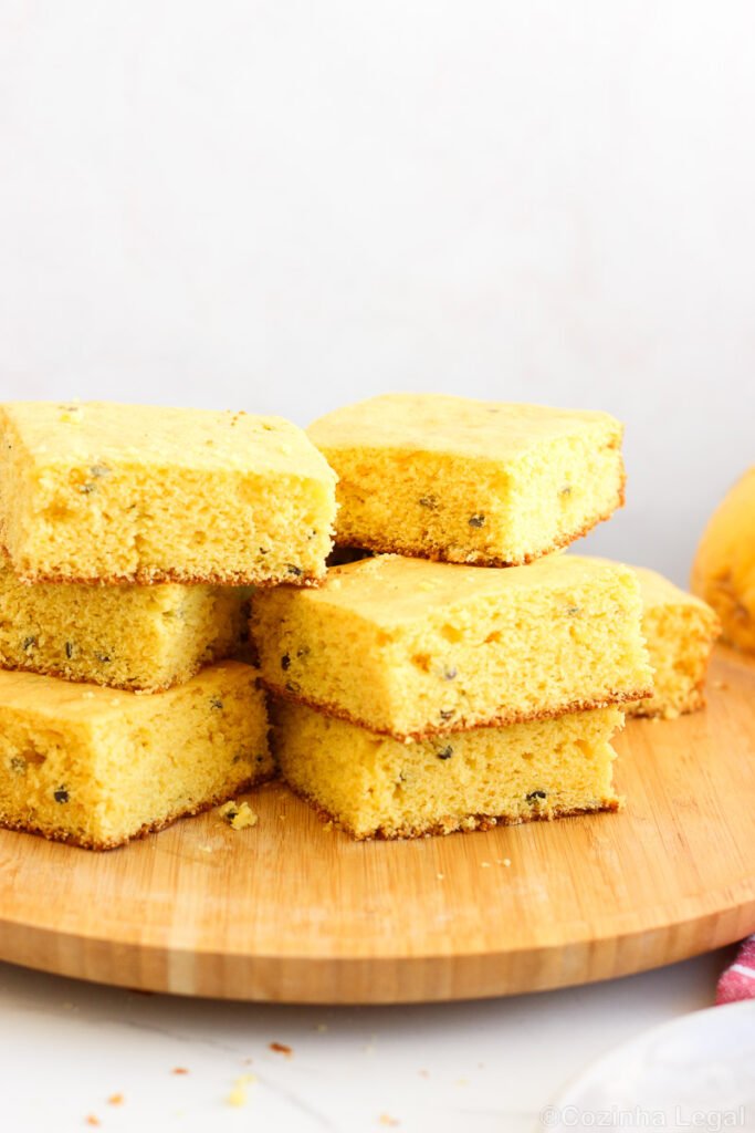 Bolo de maracujá fofinho, com aquela calda simples que todo mundo pede a receita. Azedinho na medida certa.