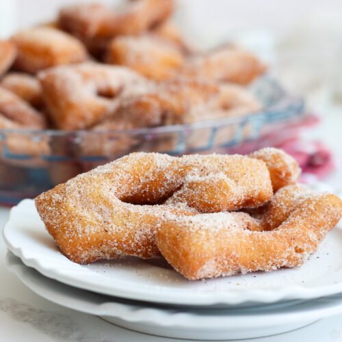 Tem receita que não precisa de muito para agradar, e a cueca virada é uma delas. Uma massinha simples, com um corte no meio que fica sequinha por fora, macia por dentro e com cheiro de lanche de vó. Passa um café, chama quem estiver por perto e pode ir separando o pote, porque difícil é comer uma só.