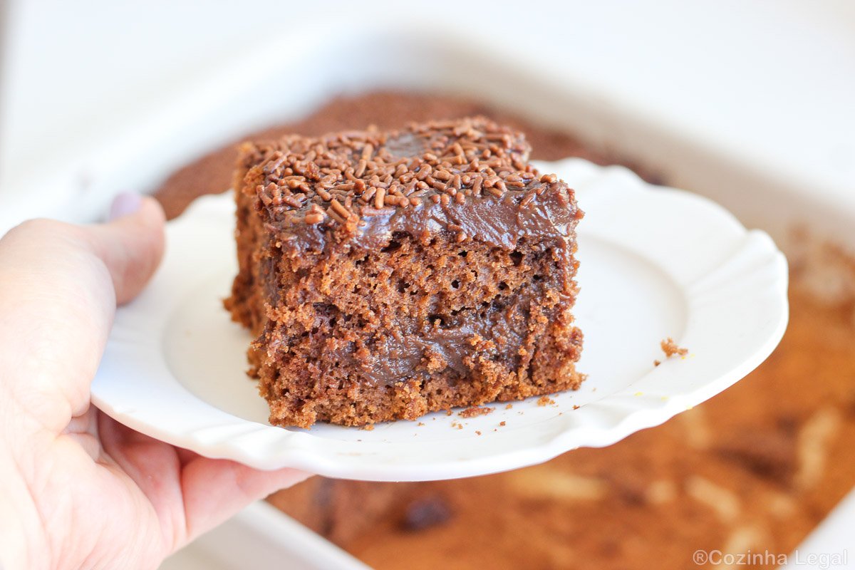 Bolo de chocolate fofinho que já sai do forno recheado de brigadeiro, sem cortar nem montar camadas. Receita fácil, testada e aprovada aqui em casa.
