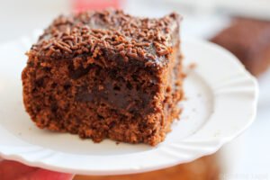 Bolo de chocolate fofinho que já sai do forno recheado de brigadeiro, sem cortar nem montar camadas. Receita fácil, testada e aprovada aqui em casa.