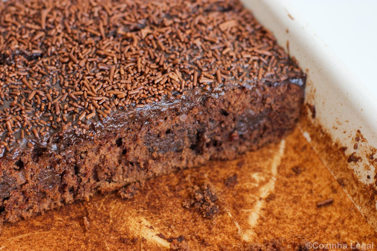 Bolo de chocolate fofinho que já sai do forno recheado de brigadeiro, sem cortar nem montar camadas. Receita fácil, testada e aprovada aqui em casa.