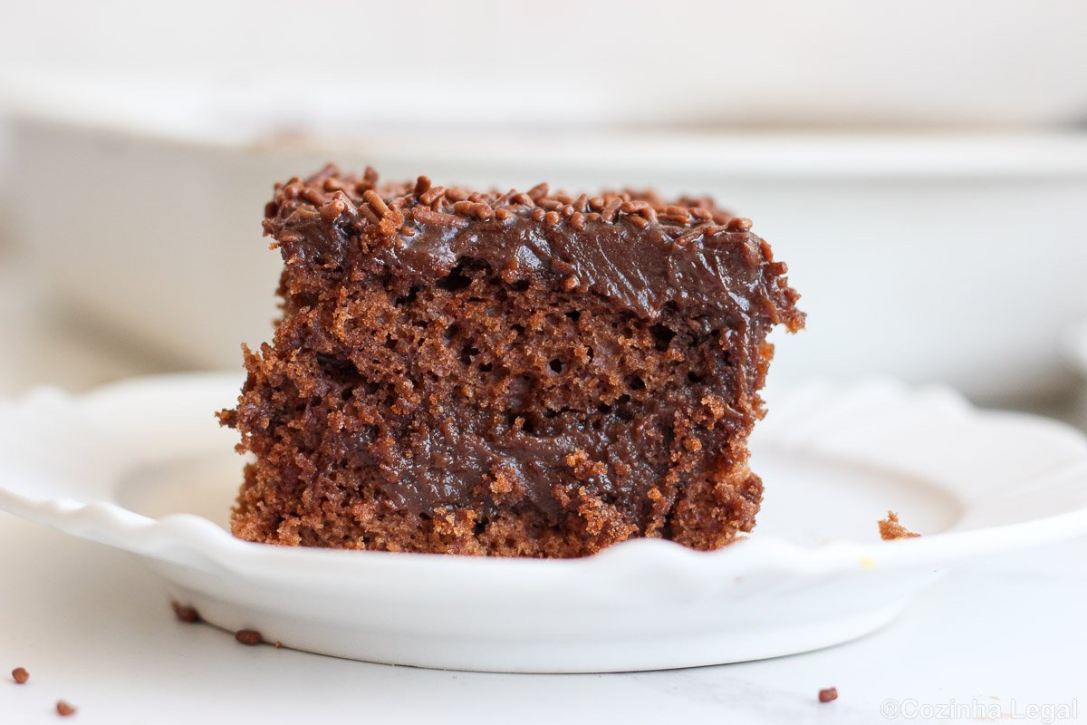 Bolo de chocolate fofinho que já sai do forno recheado de brigadeiro, sem cortar nem montar camadas. Receita fácil, testada e aprovada aqui em casa.