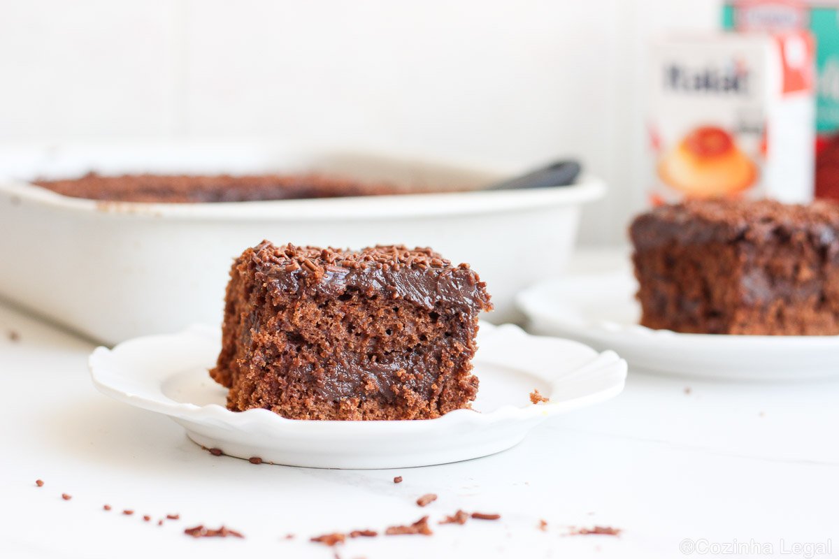 Bolo de chocolate fofinho que já sai do forno recheado de brigadeiro, sem cortar nem montar camadas. Receita fácil, testada e aprovada aqui em casa.
