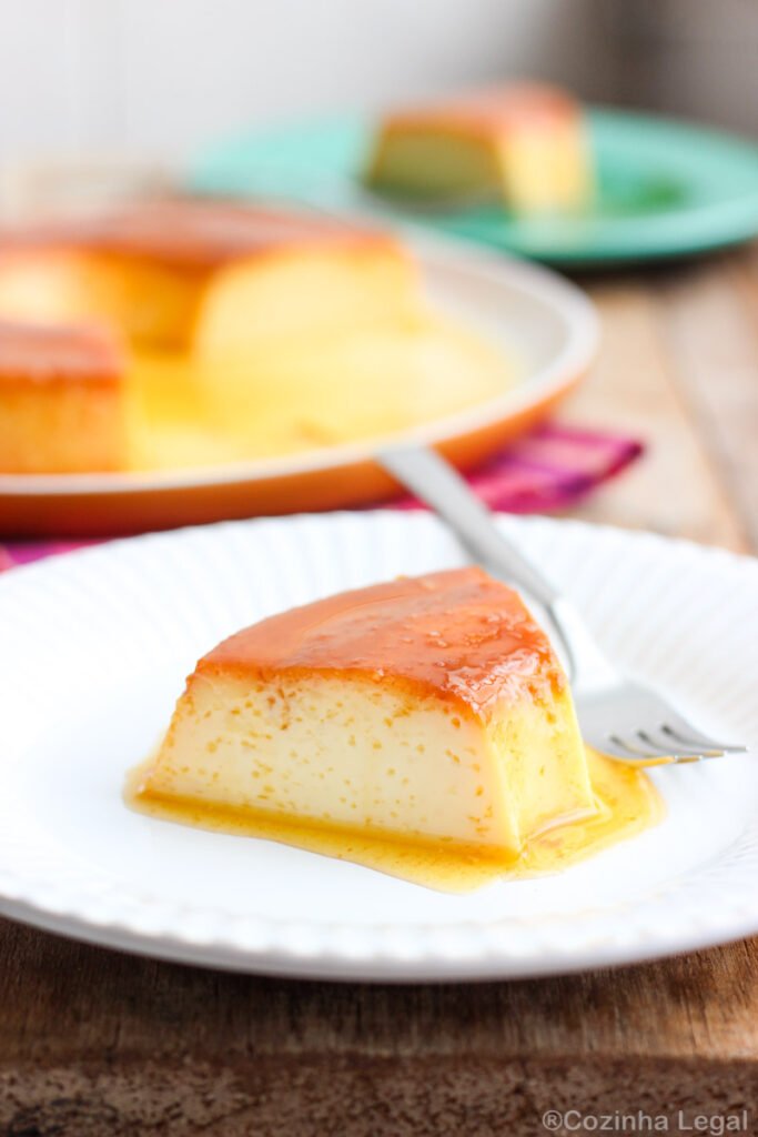 Pudim de leite condensado na panela de pressão fica pronto em apenas 10 minutos e é a sobremesa perfeita para o almoço de domingo.
