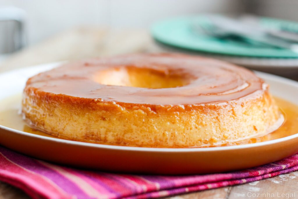 Pudim de leite condensado na panela de pressão fica pronto em apenas 10 minutos e é a sobremesa perfeita para o almoço de domingo.