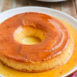Pudim de leite condensado na panela de pressão fica pronto em apenas 10 minutos e é a sobremesa perfeita para o almoço de domingo.