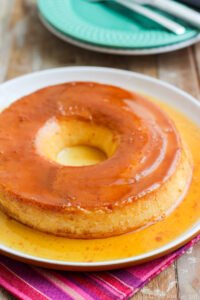 Pudim de leite condensado na panela de pressão fica pronto em apenas 10 minutos e é a sobremesa perfeita para o almoço de domingo.