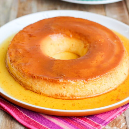 Pudim de leite condensado na panela de pressão fica pronto em apenas 10 minutos e é a sobremesa perfeita para o almoço de domingo.